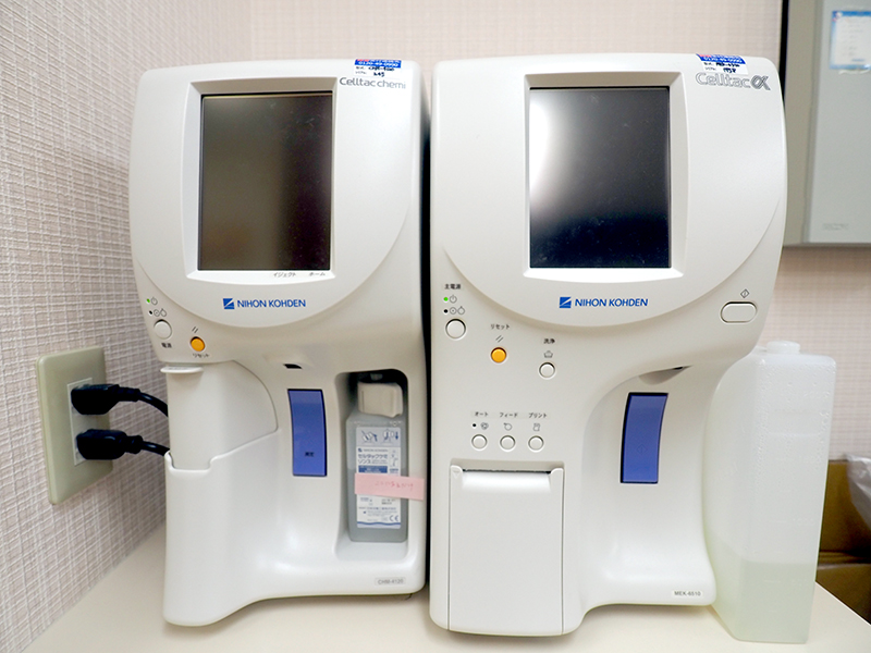 臨床化学分析装置 セルタックケミ（左）全自動血球計数器 セルタックα（右）